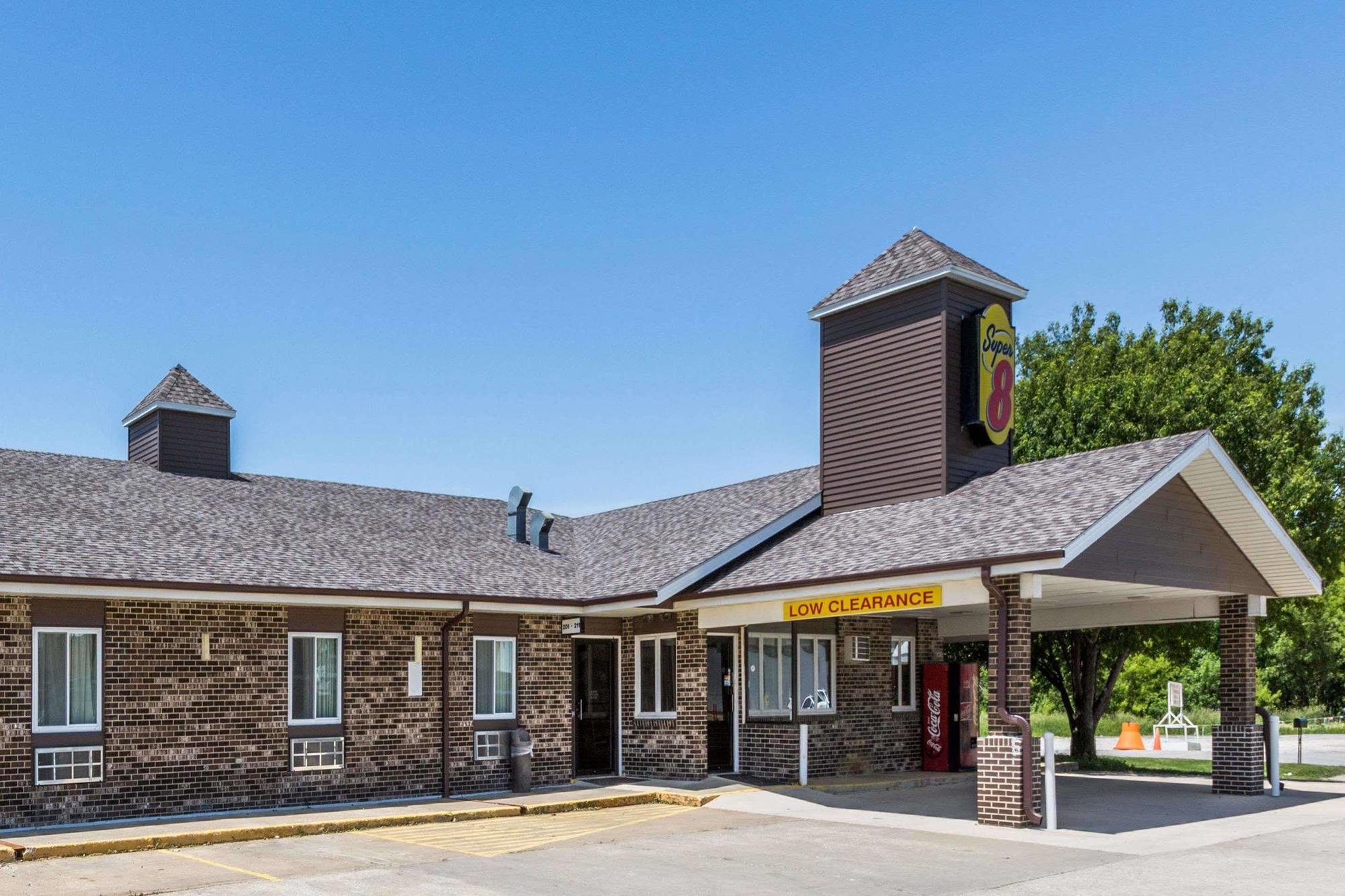 Super 8 By Wyndham Adair Ia Hotel Exterior photo
